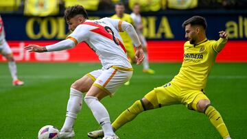 VILLARREAL (CASTELLÓN), 28/04/2024.- El defensa del Rayo Vallecano Andrei Ratiu (i) y el centrocampista del Villarreal Alex Baena durante el partido de LaLiga entre Villarreal y Rayo Vallecano, este domingo en el estadio de la Cerámica. EFE/ Andreu Esteban
