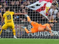 BARCELONA, 11/04/2026.- El portero del Barcelona, Joan García (d), detiene un balón ante Kike García, del Espanyol, durante el partido de la jornada 31 de LaLiga EA Sports que FC Barcelona y RCD Espanyol disputan este sábado en el Camp Nou. EFE/Enric Fontcuberta