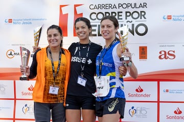 Las 3 mujeres ms rpidas en la carrera de 10 kilmetros fueron Paula Mayero Mariscal de Gante, en el centro como ganadora, seguida por Luca Snchez Garca e Isabel Melgarejo Ortu?o.