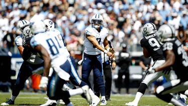 NASHVILLE, TN- SEPTEMBER 10: Quarterback Marcus Mariota #8 of the Tennessee Titans passes against the Oakland Raiders in the first half at Nissan Stadium on September 10, 2017 In Nashville, Tennessee. Wesley Hitt/Getty Images/AFP )
== FOR NEWSPAPERS, INTERNET, TELCOS & TELEVISION USE ONLY ==