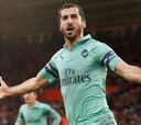 La policía azerí identifica a aficionados del Arsenal vestidos con la camiseta de Mkhitaryan