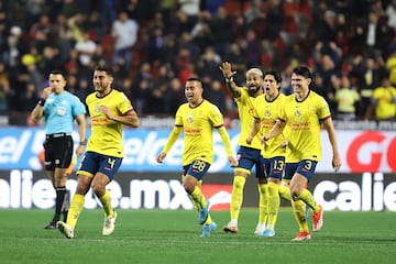 Jugadores del América festejan su triunfo.