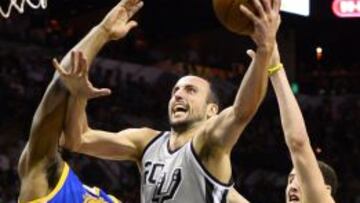 Los jugadores Carl Landry (i) y Klay Thompson (d) de los Warriors de Golden State defienden ante Manuy Ginoblili (c) de los Spur de San Antoni.