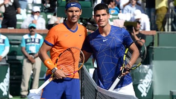 Los tenistas espa&ntilde;oles Rafa Nadal y Carlos Alcaraz posan antes de su partido de semifinales en el Masters 1.000 de Indian Wells 2022.