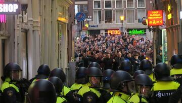 Los hooligans ingleses invadieron Ámsterdam y destrozaron la ciudad.