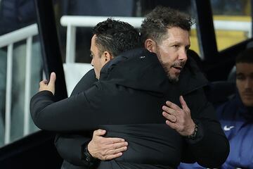 Simeone y Xavi se abrazan antes del encuentro