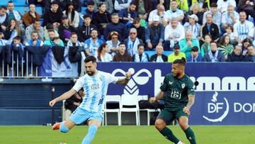 Víctor García conel balón ante Luis Suárez