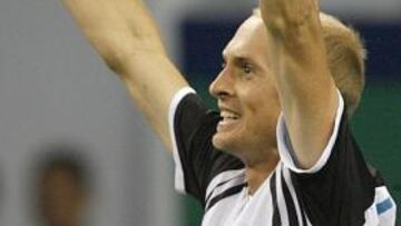 Davydenko vence a Novak Djokovic y alcanza la final