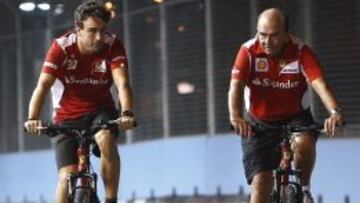 Alonso y Bot&iacute;n montando en bicicleta en Marina Bay en el a&ntilde;o 2012.