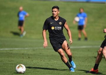 Alexis Sánchez vivió su primera práctica con el Inter. Se saludó con sus nuevos compañeros y se notó muy feliz en cada movimiento.