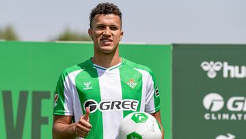 New Real Betis player Colombian midfielder Nelson Deossa poses during his official presentation at the Real Betis Sports City in Seville on August 11, 2025. (Photo by CRISTINA QUICLER / AFP)