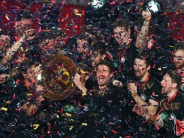 Los jugadores de la selección de alemana celebran el oro en el Europeo de balonmano tras ganar a España en la final.