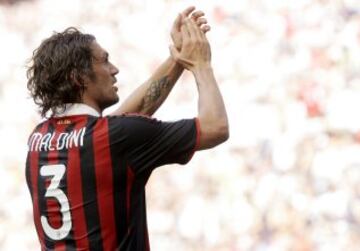 Paolo Maldini, el capitano, el mejor defensa central del mundo y uno de los jugadores de un solo corazón desde pequeño. 24 años estuvo en el Milan, dejando 26 títulos en la época más gloriosa del equipo italiano.