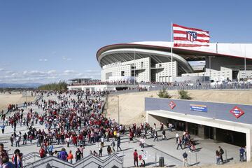 Desde las 10:00 de la ma?ana los aficionados atl¨¦ticos celebran el estreno del nuevo estadio rojiblanco Wanda Metropolitano en los alrededores del estadio.