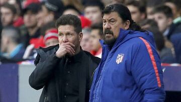 Simeone junto al &#039;Mono&#039; Burgos durante el derbi ante el Real Madrid. 