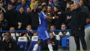 Etoo y Mourinho, en un partido.