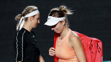 La tenista española Paula Badosa abandona la pista tras retirarse en su partido ante Victoria Azarenka en el WTA 1.000 de Guadalajara.