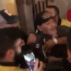 Maradona se abalanzó a agredir a una multitud de fans con mujeres y niños de por medio