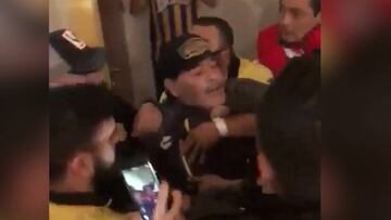 Maradona se abalanzó a agredir a una multitud de fans con mujeres y niños de por medio