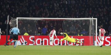 0-1. Karim Benzema marcó el primer gol.