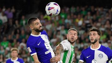 Yannick Ferreira-Carrasco pugna con Aitor Ruibal por un bal¨®n.