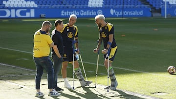 Entrenamiento Deportivo de La Coru?a. Jose Angel y Alcaina con los m¨¦dicos