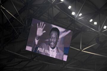 Una fotografía de la leyenda brasileña en los marcadores del Velodrome antes del partido entre el Olympique de Marsella y el Toulouse.