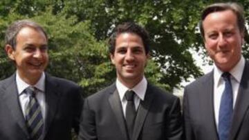 <b>CITA EN LONDRES. </b>Cesc, ayer, con Zapatero y Cameron.