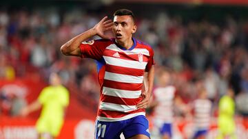 Uzuni celebra un gol.