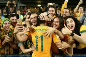 El jugador australiano Ikonomidis se fue a celebrar con los aficionados la victoria de su selección ante Jordania. Este aficionado decidió hacerse un selfie con él, aunque se le olvidó una cosa: que Ikonomidis mirara a la cámara. El selfie está bien, pero con el jugador de espaldas pierde un poco. 