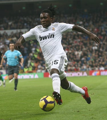 El Madrid pagó 14 millones de euros al Feyenoord por este excéntrico extremo izquierdo que en el Madrid terminó jugando la mayor parte de las veces de lateral. Fue porque justo antes de recalar en el Madrid, Schuster le vio ganar el Europeo Sub-19 jugando en esa posición con Holanda. Y la rompió. Pero en el Madrid fue un bluf. Aún es muy recordada la ocasión que falló ante el Barcelona después de una gran galopada. Este fue de Ramón Calderón. Tras una tourné por diferentes equipos encontró acomodo en lo que siempre ha sido su gran pasión… El rap.