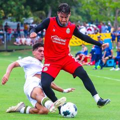 Chivas golea a Colima en primer amistoso