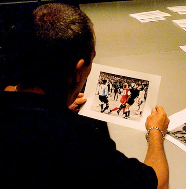 “Yo estaba en el Segundo Anfiteatro viendo el partido con mi mujer, embarazada de siete meses, mi cuñada y mi hermano. Con el penalti no pitado sobre Santillana me agarré un cabreo tremendo y le dije a mi mujer que iba al baño para que no sospechase lo que iba a hacer. Me bajé por las escaleras hasta llegar a la grada pegada al césped. No había vallas y me lancé hacia el árbitro sin pensarlo. Iba ciego, con los cables cruzados. No es fácil explicarlo. Los jugadores del Bayern se dirigían hacia mí y el árbitro se movía de espaldas mientras yo corría hacia donde estaba él. Justo giró la cabeza hacia donde yo estaba, en plena carrera, y por eso le pude dar el puñetazo de lleno en la mandíbula sin que él pudiera cubrirse. Reconozco que le pillé a traición..."