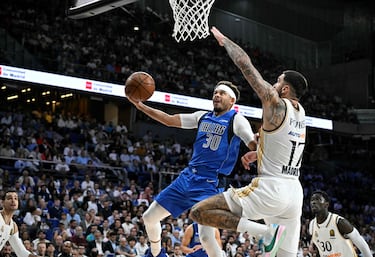 Seth Curry, base de Dallas Mavericks, salta a canasta ante la oposici¨®n de Vincent Poirier, p¨ªvot del Real Madrid.