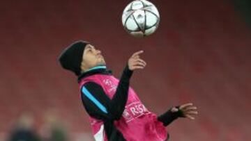 Neymar, en el entrenamiento del Barcelona en el Emirates Stadium la víspera del partido de ida de los octavos de final de la Champions League ante el Arsenal.