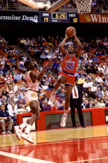 Bernard King de los Washington Bullets tira a canasta durante un partido contra los Rockets de Houston jugado en 1988