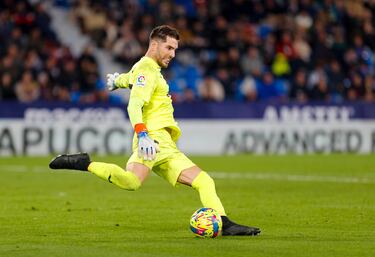 Luca Zidane fue el portero más destacado de la jornada gracias a tres intervenciones. Es cierto que no fueron muchas, pero las tres, claves para llevarse un punto del Ciutat de Valencia. Primero salvó un gol en la línea tras un rechace de su defensa; después hizo un paradón con el pecho en un remate a bocajarro; y finalizó con una parada con el pie en un disparo frontal.