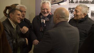 Varios ex-jugadores del Atlético de Madrid charlan durante la exposición del Vicente Calderón que se ha inaugurado en Boadilla del Monte.