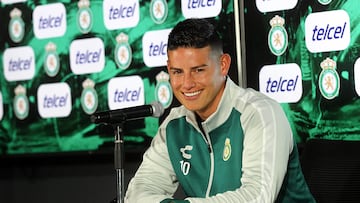 MEX9650. LEÓN (MÉXICO), 14/01/2025.- El futbolista colombiano James Rodríguez habla durante una rueda de prensa en las instalaciones de Esmeralda Casa Club León este martes, en León, estado de Guanajuato (México). Rodríguez aseguró que el argentino Eduardo Berizzo, entrenador de su nuevo equipo, el León del fútbol mexicano, le ha pedido replicar el rol que asume en la selección de su país. EFE/ Luis Ramírez