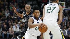 GFX26. SALT LAKE CITY (ESTADOS UNIDOS), 12/02/2018.- Donovan Mitchell (c) de Utah Jazz en acci&oacute;n ante Tony Parker (i) de San Antonio Spurs hoy, lunes 12 de febrero de 2018, durante su partido de la NBA en el Energy Solutions Arena de Salt Lake City, Utah (EE.UU.). EFE/GEORGE FREY