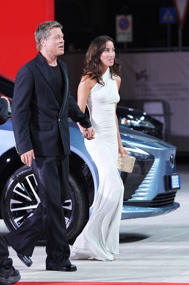 El elegante vestido de Ins de Ramn en su primer posado con Brad Pitt