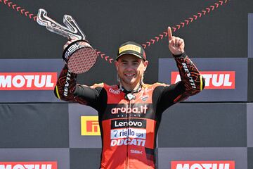 El talaverano suma dos Mundiales, uno dentro del ámbito de MotoGP, el de 125 de 2006, y otro en el Mundial de las derivadas de la serie. Tras proclamarse campeón de la categoría pequeña sigue su camino por 250 y MotoGP, donde consigue buenos resultados. Pasa al Mundial de SBK y en su primer año allí asombra con 11 victorias consecutivas. En 2022 logra el título con Ducati.