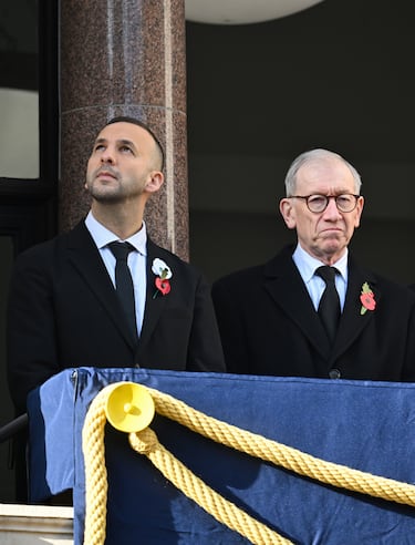 Zack Polanski, líder del Partido Verde de Inglaterra y Gales, y Philip May durante la ceremonia anual del Domingo del Recuerdo en el Cenotafio de Whitehall, en Londres.
