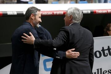 Vicente Moreno y Carlo Ancelotti se saludan antes del inicio del encuentro. 
 