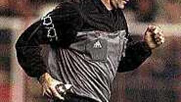 <B>EL GRIFO SALE CARO</B>. Alfaro recogió el grifo que se lanzó desde la grada y se lo entregó a Pérez Pérez, que lo reflejó en el acta.