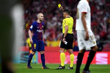 Referee Gil Manzano shows the yellow card to Iniesta.