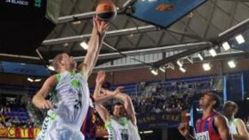 <b>JUEGO INTERIOR. </b>Unicaja controló bien el juego en la pintura, pero no fue suficiente superar al Barça.