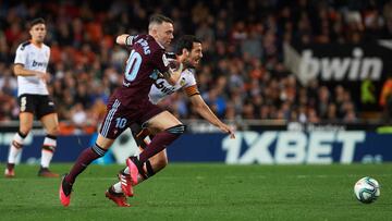 Iago Aspas y Parejo pugnan por el bal&oacute;n.