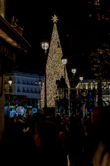 Madrid ilumina sus calles con más de 13 millones de luces LED en 240 puntos de la ciudad, destacando un árbol de 37 metros en Sol, un túnel luminoso en Gran Vía y un ángel gigante de 18 metros en Colón.