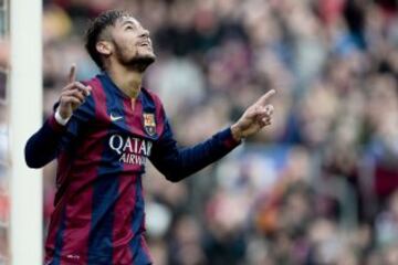 Neymar el gol que acaba de anotar, el primero para el Barcelona, durante el partido de la vigésimo tercera jornada de liga de Primera División.